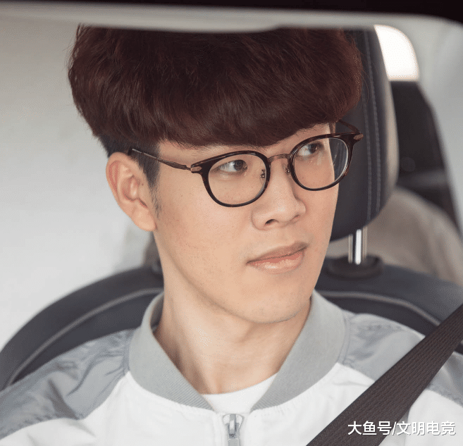 theshy开车萌化女粉却让教练担忧,叫他慢一点,他猛加油:莽一点?
