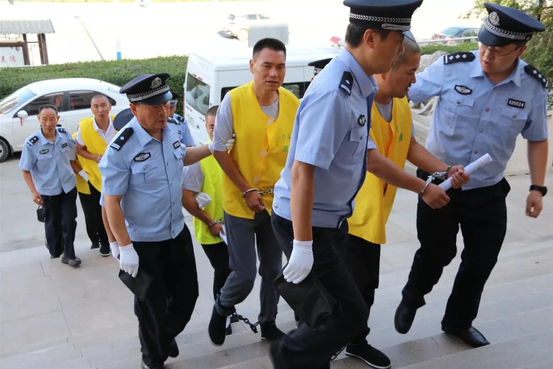 李延明等 8名被告人涉恶势力犯罪案件开庭审理