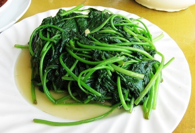 红薯叶做法食材:红薯叶,食用油,食用盐,大蒜少许一:准备一把红薯叶择