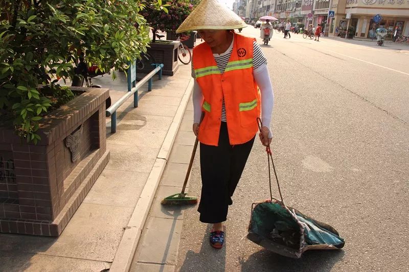 酷暑送清涼辛苦了高溫下的南部環衛工人