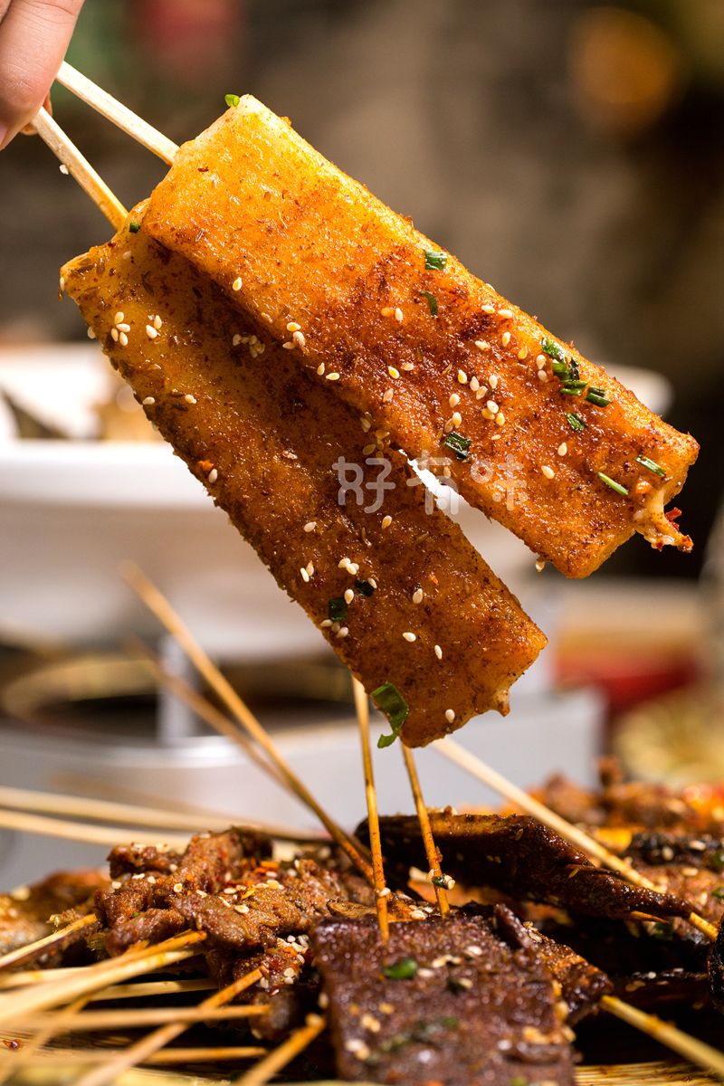 翻烤,刷油,撒料.别看步骤简单,其实每一步都考验着师傅的手艺.