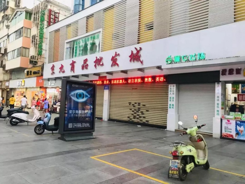 京九批发市场老板娘很腼腆,通过与她聊天得知,这家店她一个人经营了30