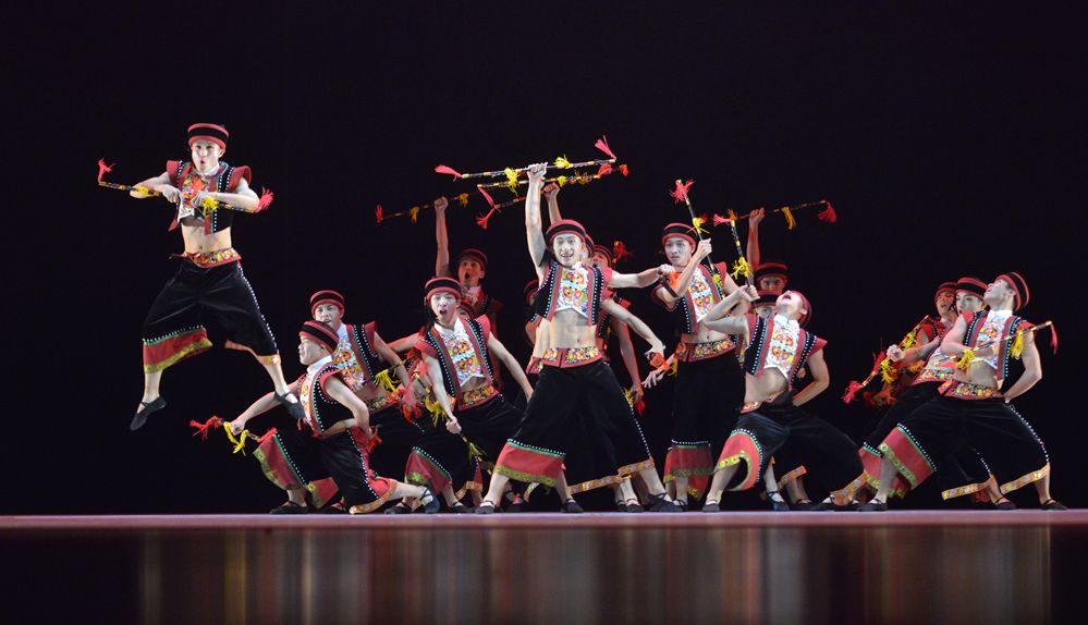 文,潘辛表演:武汉音乐学院 白帆等作品以土家族"滚龙连厢"为语言素材