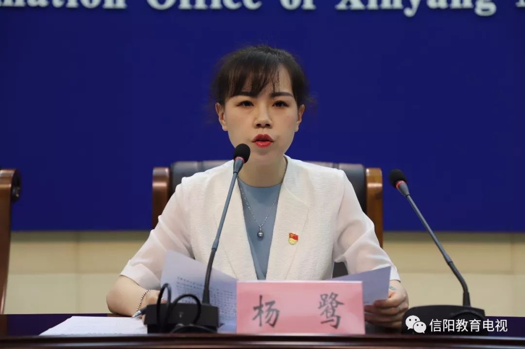 杨鹭向与会人员推介了浉河区文化旅游信息.