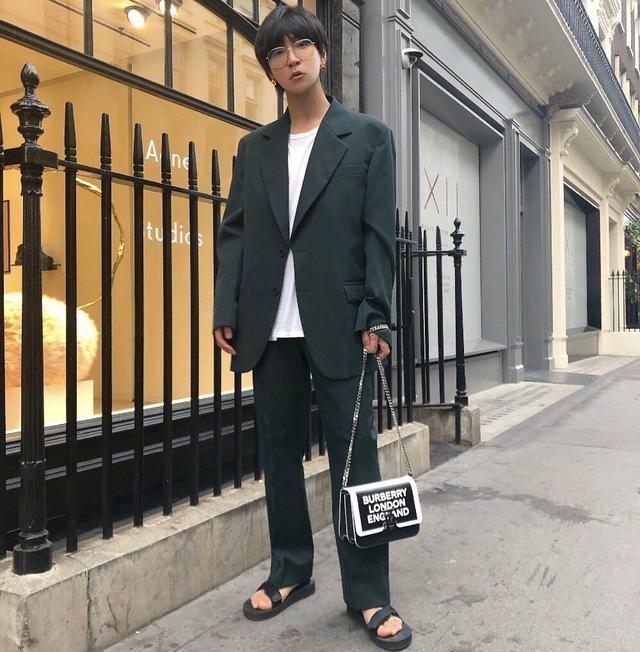 韩火火西装搭拖鞋为了代言把泡脚桶p脸上这位时髦精实在是拼