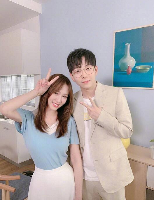 今年已经40岁的陈乔恩,的确也该恋爱结婚了,小编就觉得胡夏是个不错的