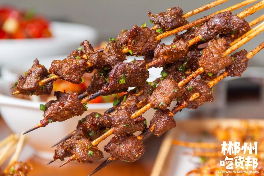 每串4-5颗牛肉块,先集体"罚站"风干,再上烤架.