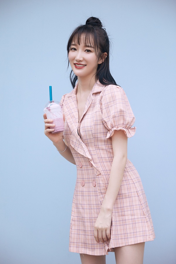 童静解锁半丸子头造型"夏日甜心"化身初恋女友