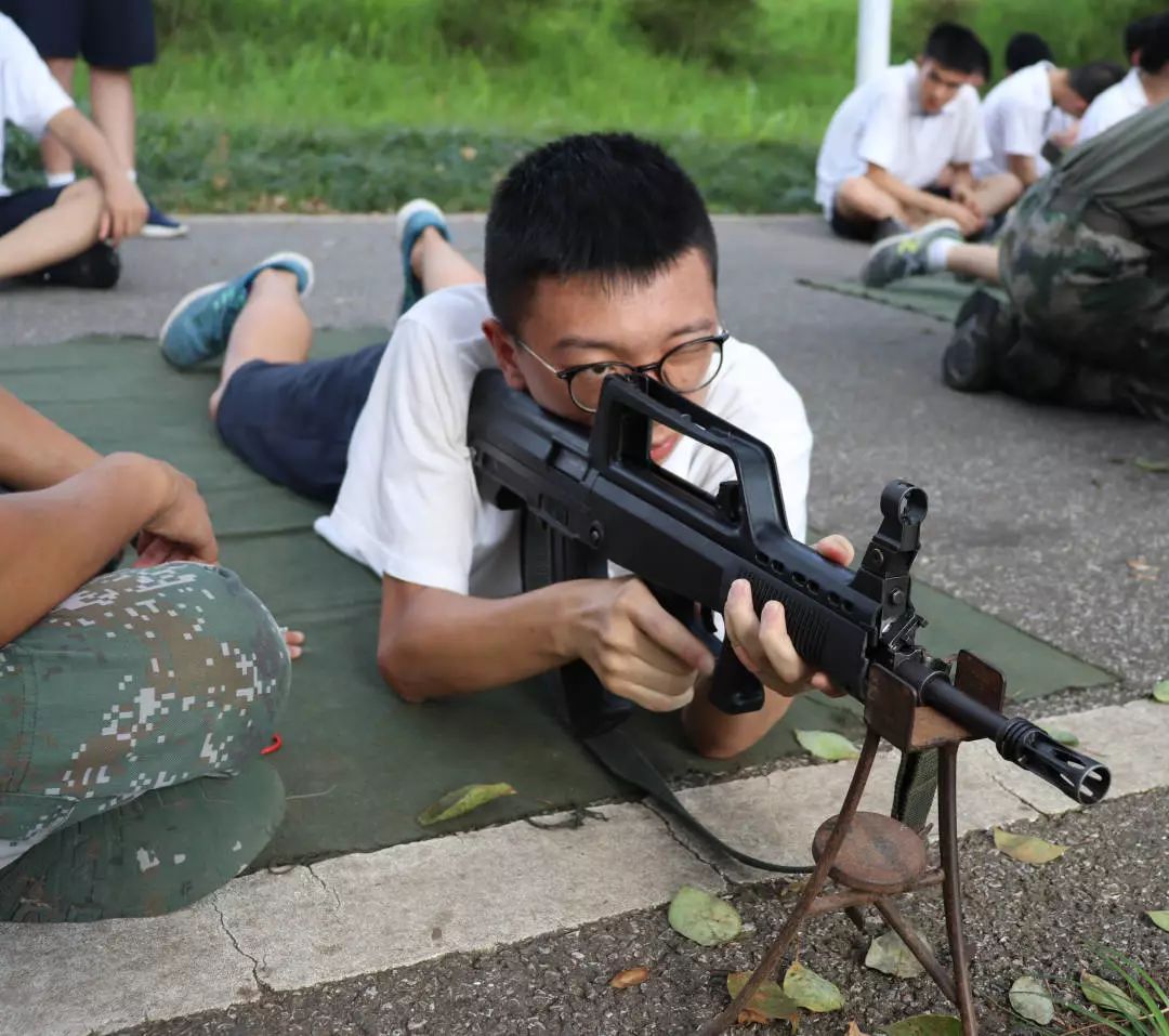 单手持枪,双手持枪,单手擎枪,持枪卧倒,起立……一遍又一遍地练习,流