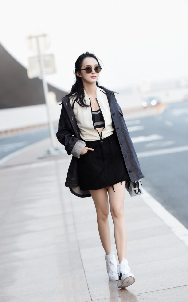 女艺人何泓姗率性时髦养眼机场写真