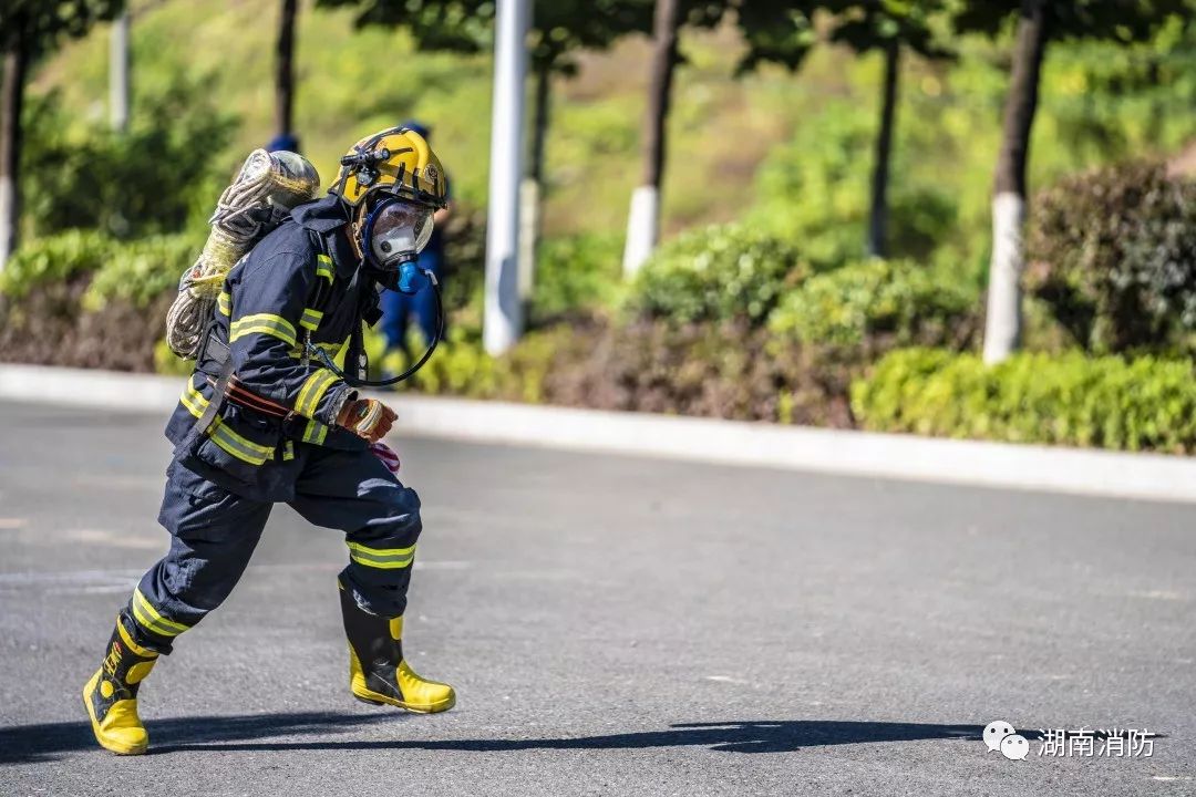 烈日当空,地表温度超过50度,衡阳消防员穿着厚重灭火服训练奔跑在火热