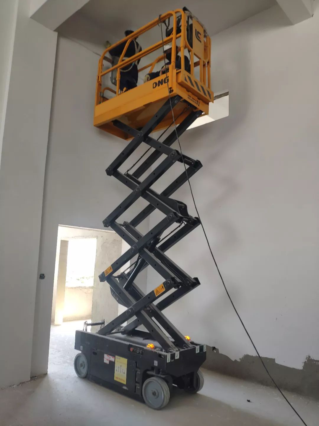 柳工推出全新室内作业神器小米段psc80cn剪叉式高空作业平台