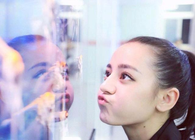 唐嫣标准的女神瓜子脸,论身材和颜值,都是一流.