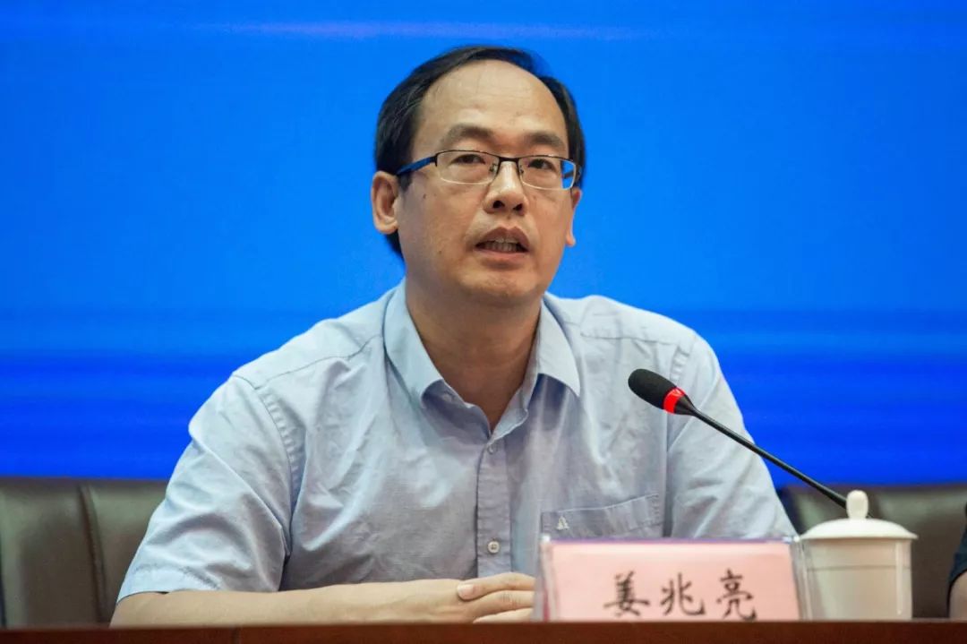 山东临工工程机械有限公司技术中心常务副主任王永,山东大学姜兆亮