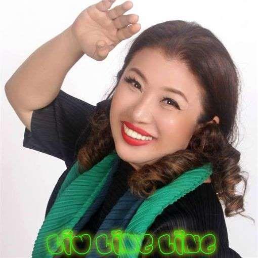 在参加某晚会时,为了炒热现场气氛,主动在台上与"歌台一姐"刘玲玲互动