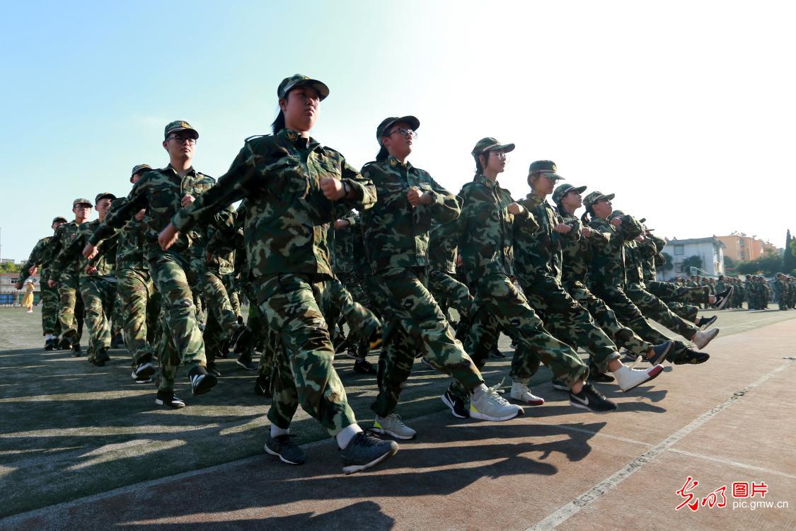 高中新生军训磨练意志迎开学