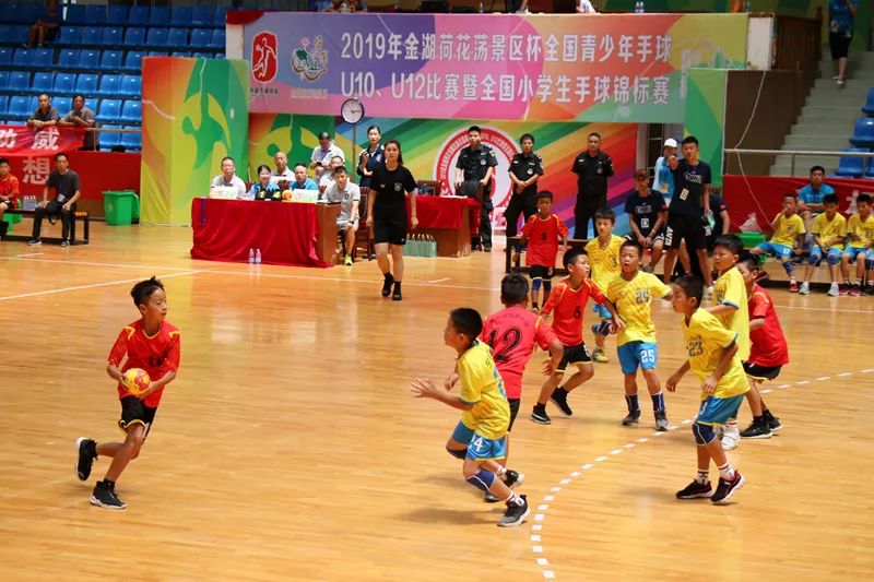 西华路小学乙队首次代表安徽省参加全国小手球锦标赛,获此殊荣,为凤阳