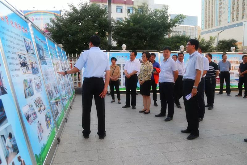 西峰区隆重举办庆祝第二个中国医师节暨寻找最美医师关爱与您相伴颁奖