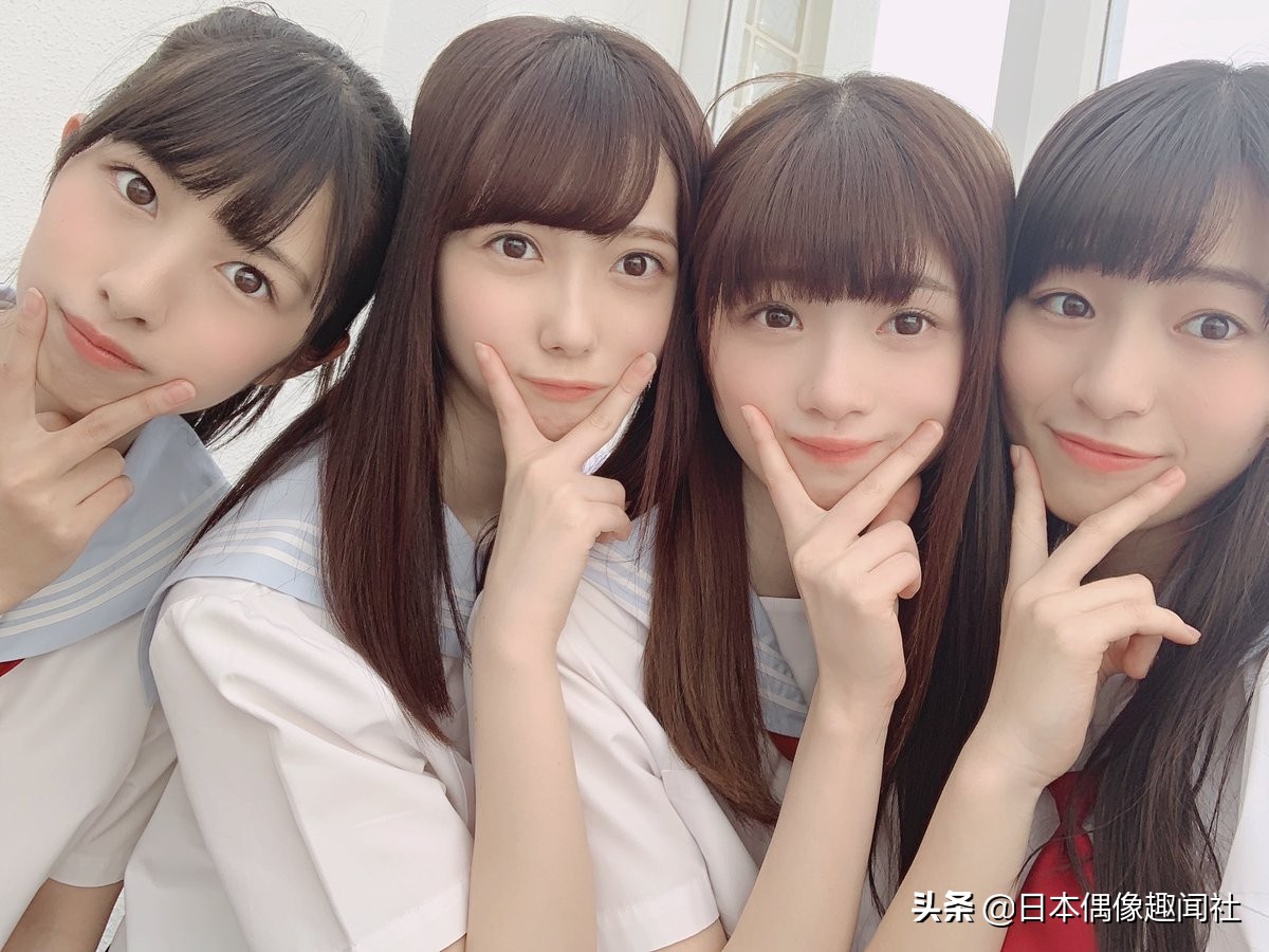 日本女性杂志图四名高中生可爱合影笑容甜而不腻