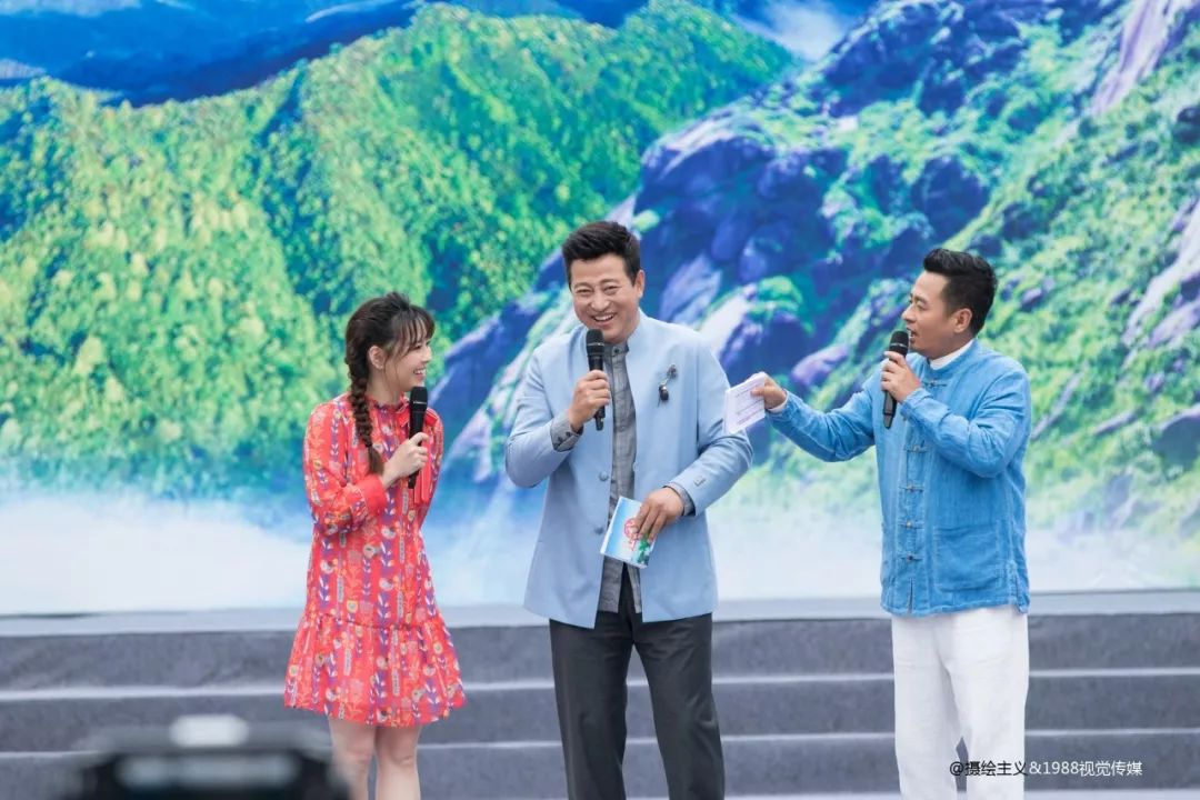 小白鹭毕老师请出了另外两名主持人在与大伙打完招呼后现场瞬间沸腾