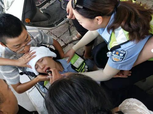 心疼!资阳女交警中暑晕倒在岗位上