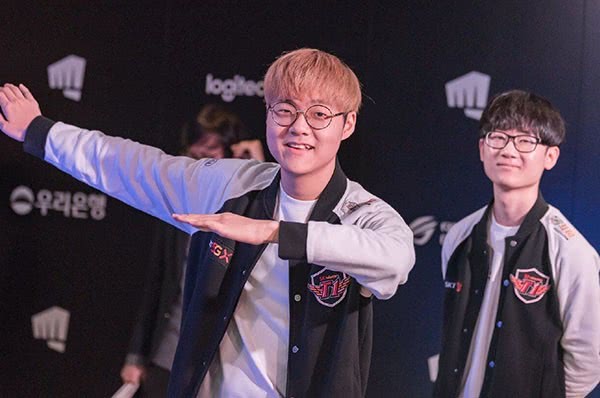 一开始,刚刚加入到skt的时候,teddy确实不负众望,无论是对线还是制造