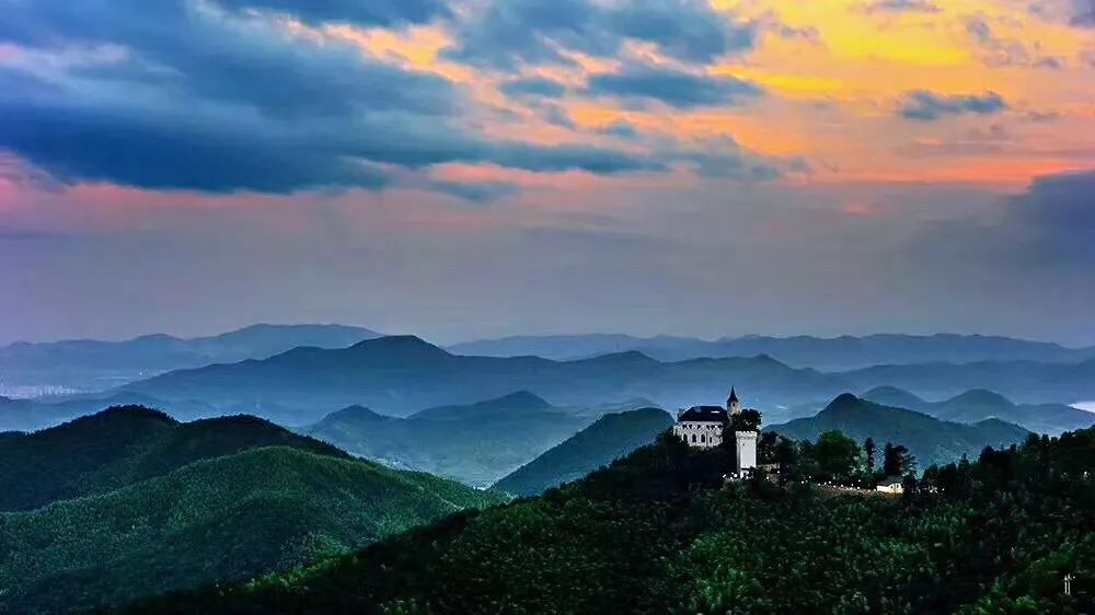 漫步云海彩虹路体验高空热气球中秋到莫干山包幢小别墅过节