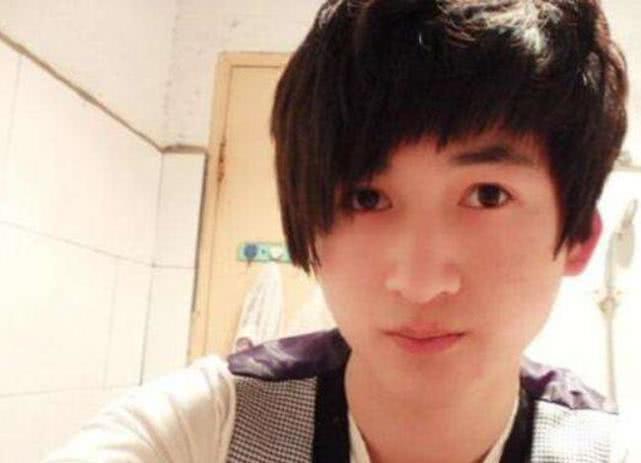 小智直播再谈碧哥,直言他发酒疯很恐怖,喝多了拿刀威胁朋友