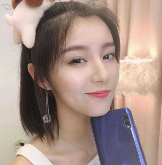 荣耀9x出现最美代言人团子微博发自拍