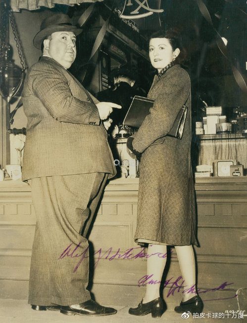 希区柯克活到了81岁,善始善终.娶了一个好老婆,相伴一生,有一个女儿.