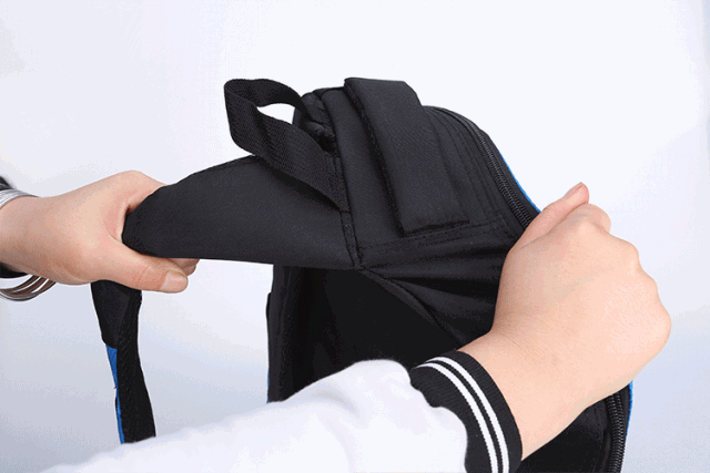 "反弹测试"是指,将肩带捏住,用力挤压,然后等肩带反弹到原来的样子