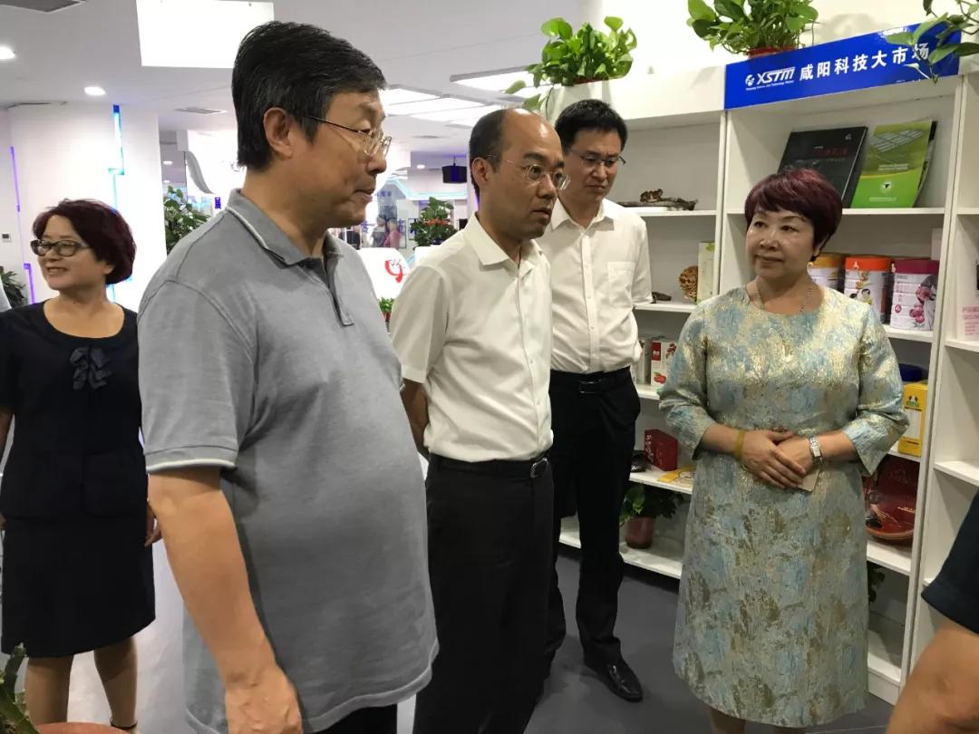 会前,咸阳科技大市场总经理张秋为与会领导详细介绍了科技重大成果