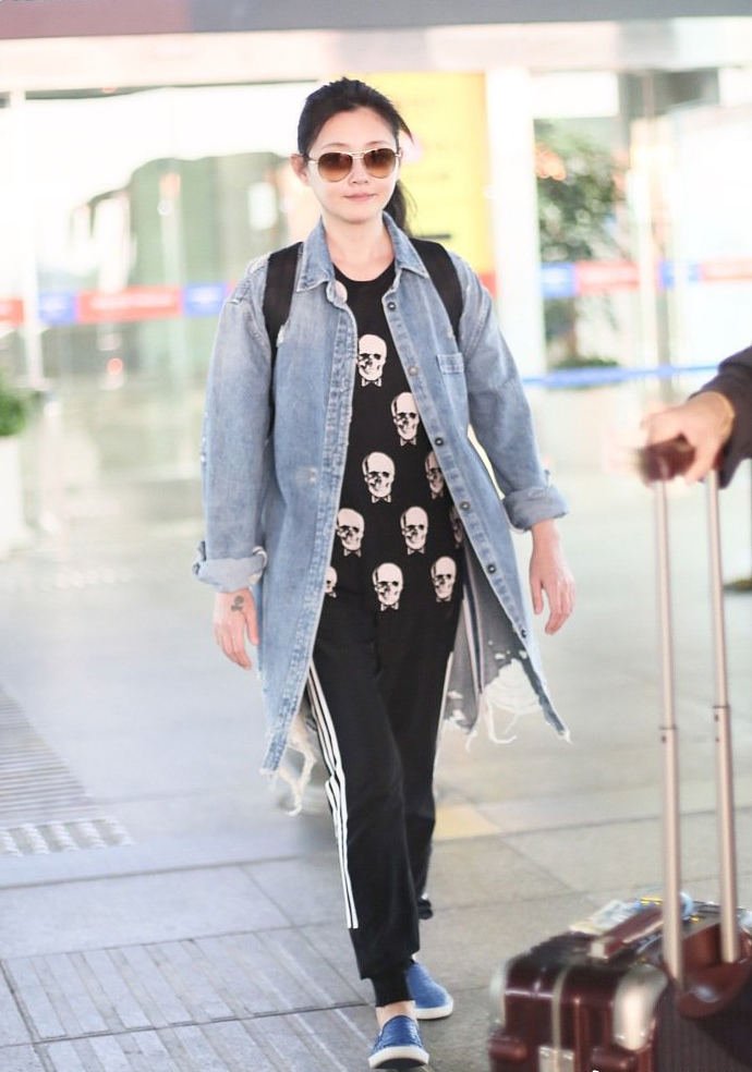 大s机场未修图,不化妆也有牛奶肌,但侧身照却像140斤大妈