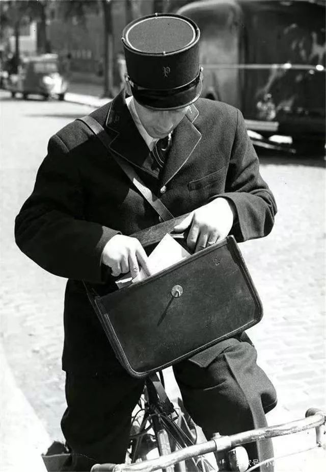 现在流行的是"油差包",太时髦太百搭!_邮差