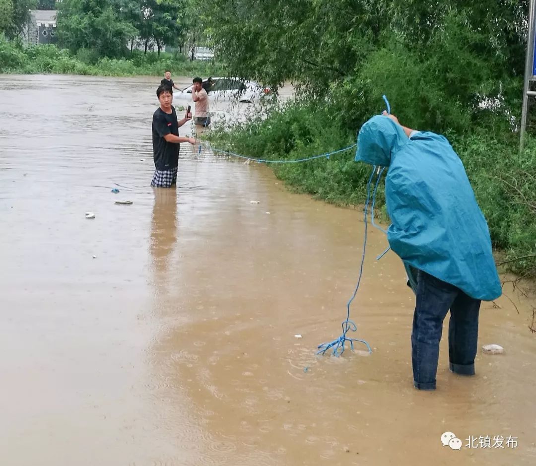 勇救落水车辆彰显党员本色