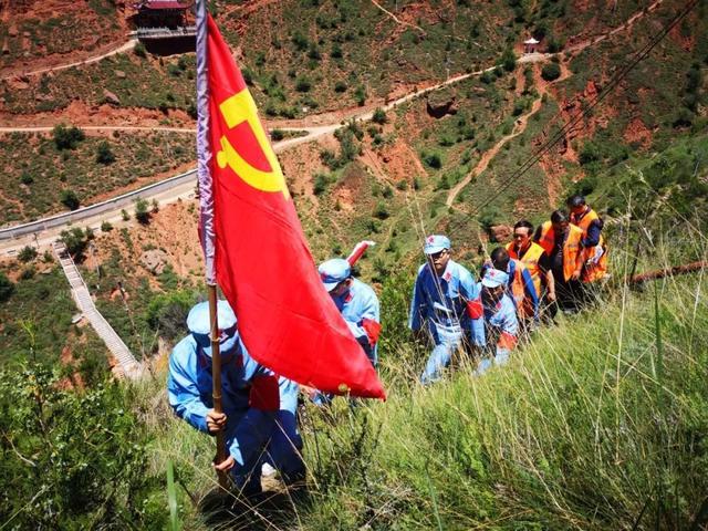 会宁段开展"重走长征路"主题党日活动_精神