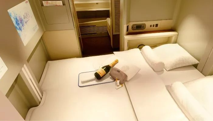 飞机型中,最主要的机型为东航新客机-b777-300er东航头等舱服务着重于