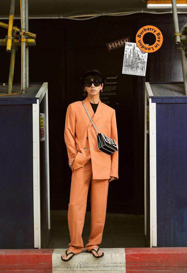 韩火火西装搭拖鞋为了代言把泡脚桶p脸上这位时髦精实在是拼