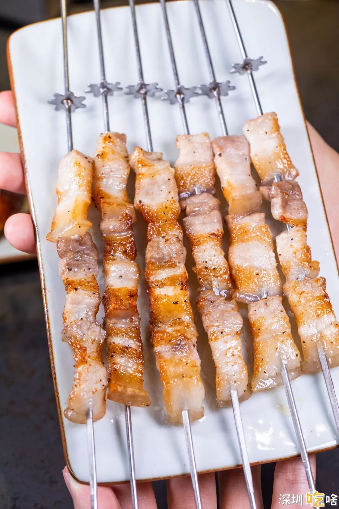 靠着三元猪撑起了香味和口感~猪肉只经过盐和黑胡椒腌制烤五花肉几乎