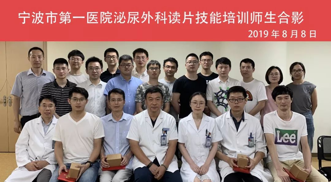 颁发了证书,泌尿外科谢国海主任赠送了代表泌尿外科文化的"和畅"杯