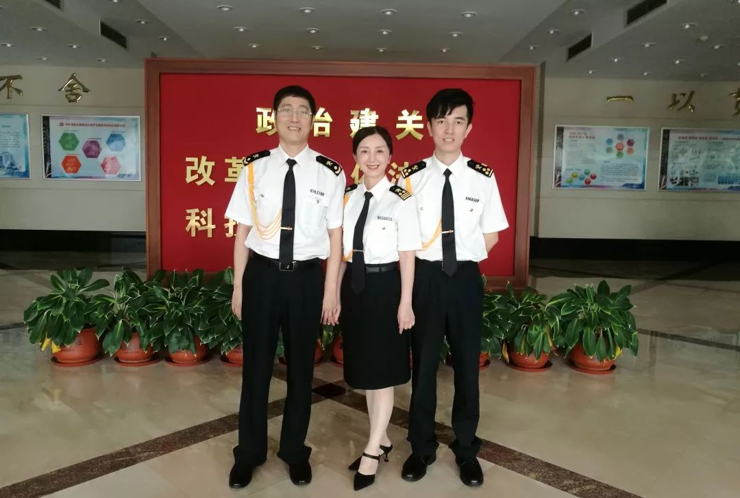 (海关总署编),《英模事迹选编》(汕头市直工委编)及《汕头海关