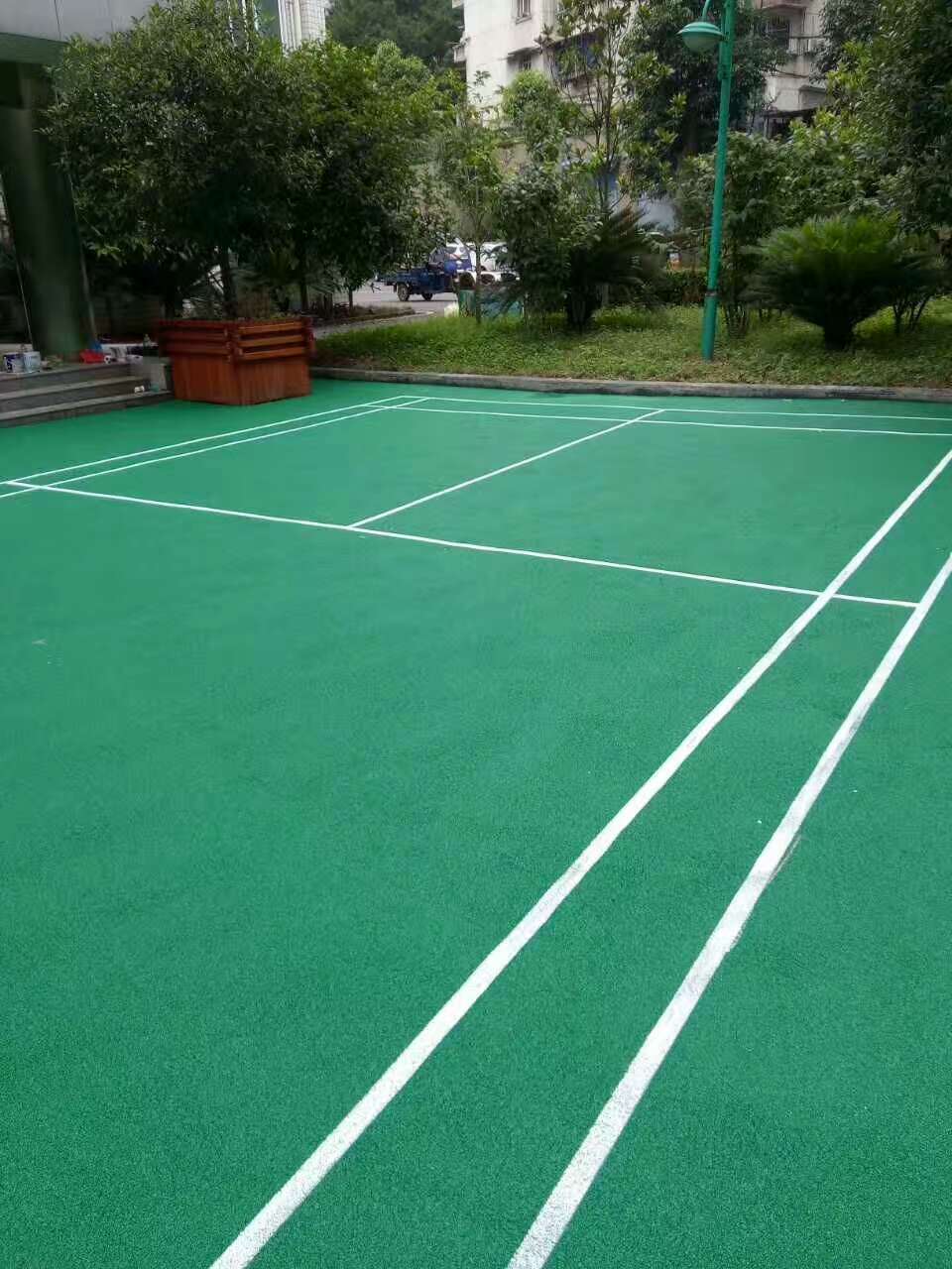 3,为防止划伤羽毛球场地地胶,不要穿带钉的鞋子在地面行