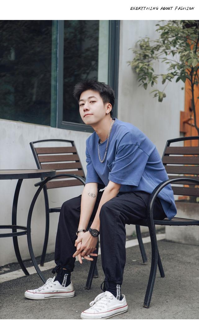 永不落俗的简约穿搭尽显文艺青年范