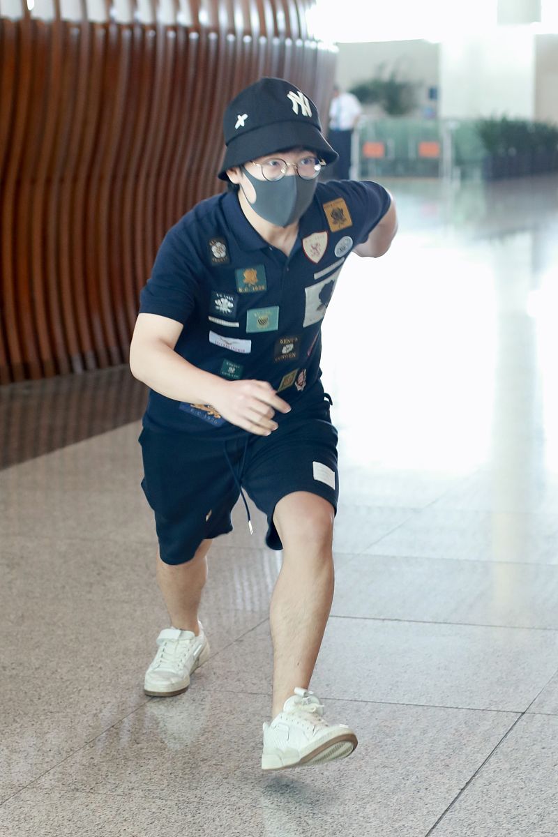 闹哪出郭麒麟见粉丝跟拍系好鞋带撒腿就跑这么怕粉丝吗