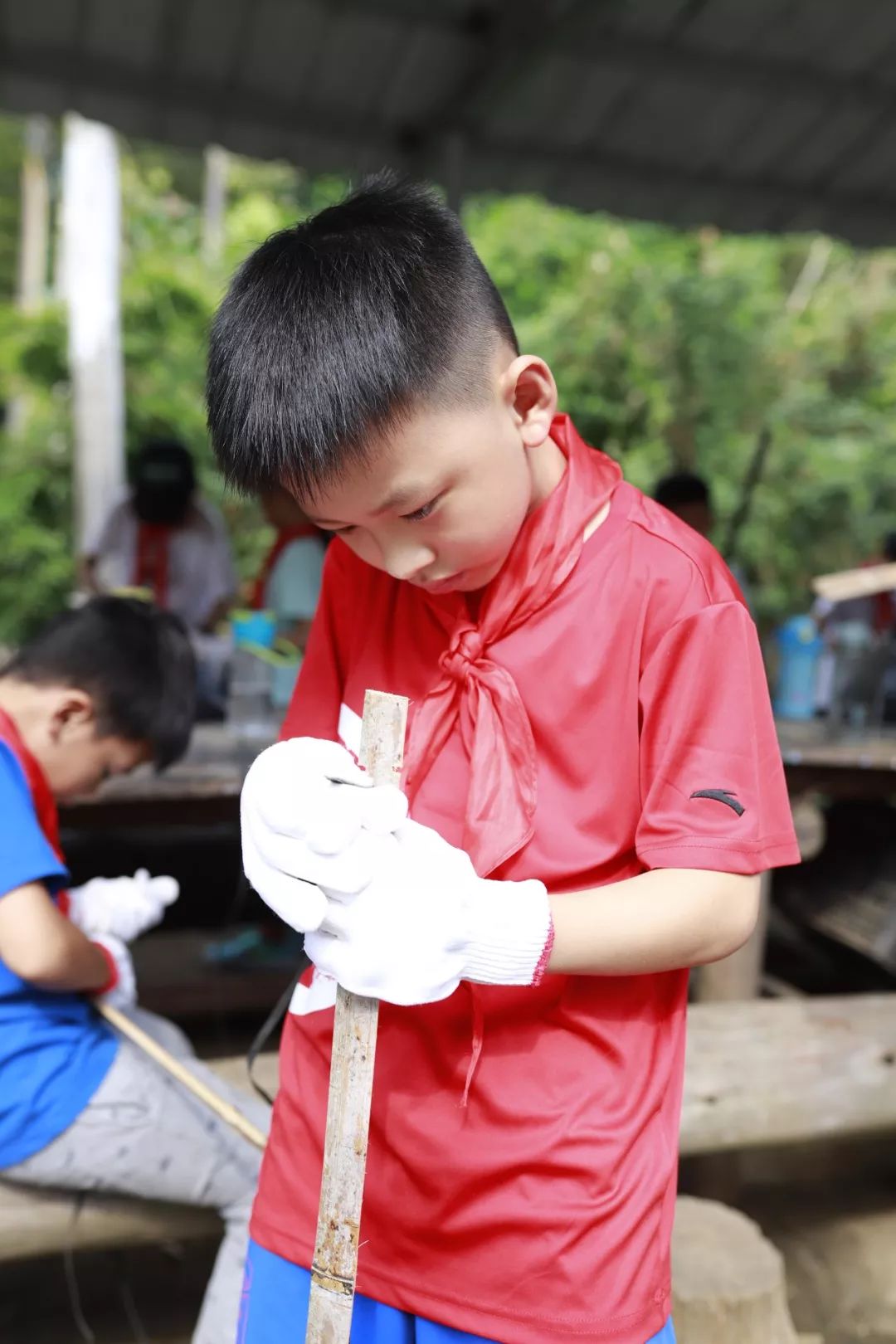 小童军们十分的专注1竹灯笼自制竹灯笼:每一个竹灯笼都是独一无二的