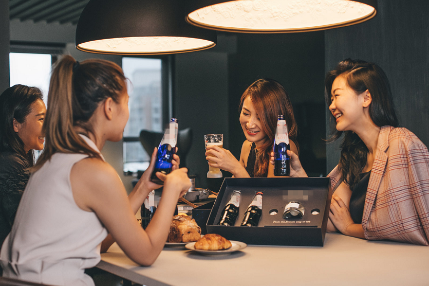 陈赫前妻与好友聚会知性优雅笑容甜美闲暇自在的生活惹人羡慕