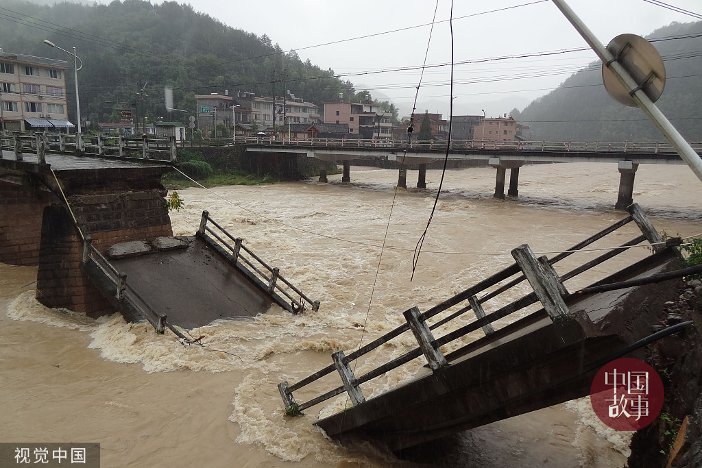 1 12 2019年8月12日,浙江台州"利奇马"台风过后的临海古城街道后山