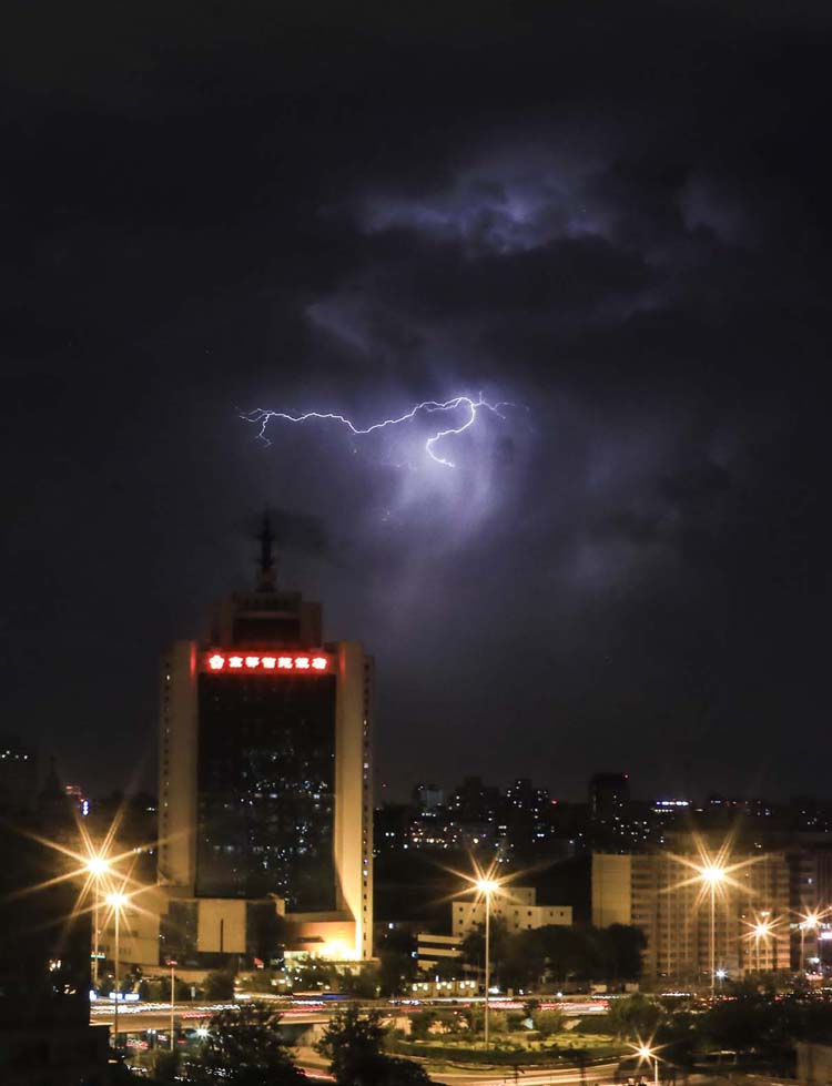 北京今日大风蓝色预警 雷暴云昨夜光临京城|组图