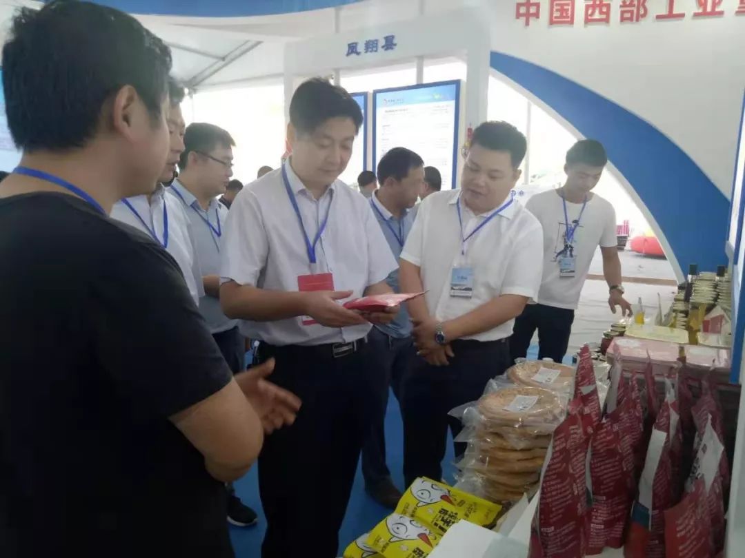 8月15日上午,县委常委,副县长翟建平带领岐山县经贸代表团参加了第二