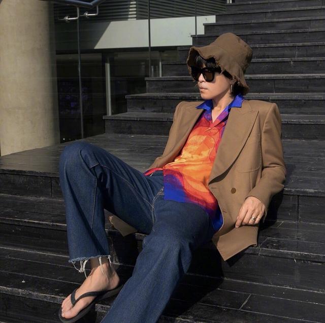 韩火火西装搭拖鞋为了代言把泡脚桶p脸上这位时髦精实在是拼